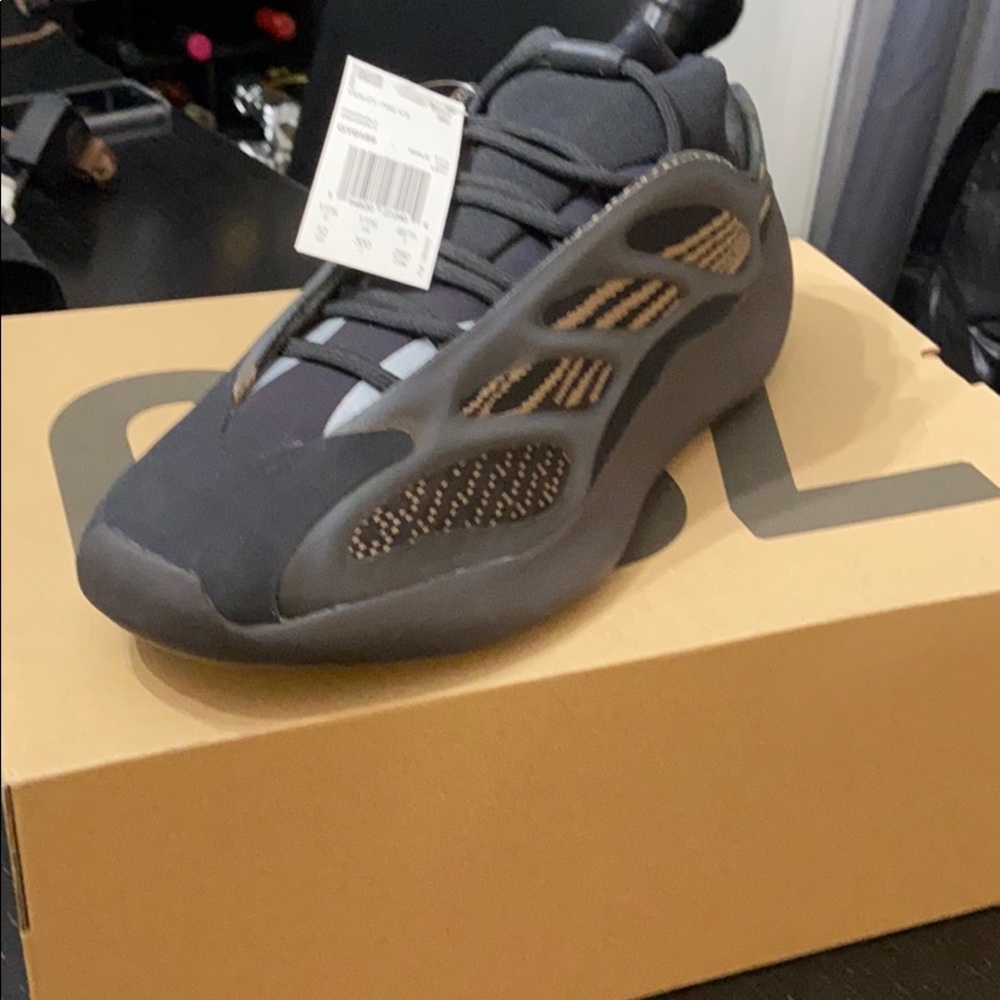 Men’s yeezy sneakers brand new